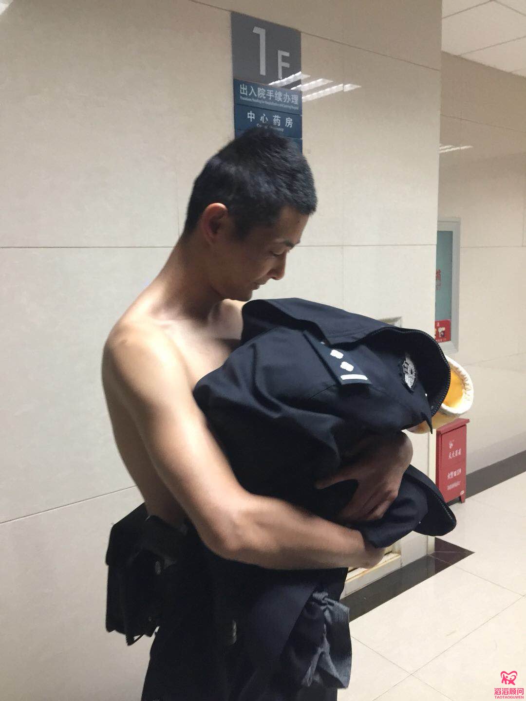 寒冷冬夜，他脫下警服，用體溫為棄嬰取暖！